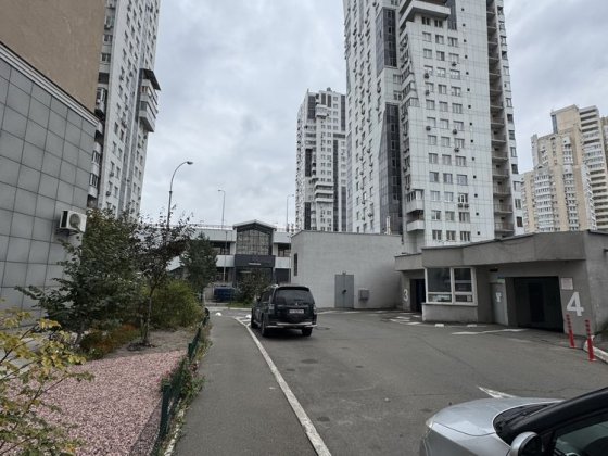 Сдам паркомiсце, вул. Срiбнокiльська 1 Киев