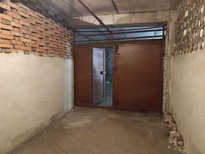 Оренда гаража, Тернопільська 17 (при вході біля охорони) - фото 1