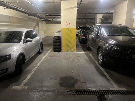 Здам паркомісце М,Цвітаевої Киев