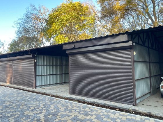 Продається гараж у дворі котеджного будинку із закритою територією. Николаев