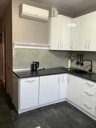 Сахарова/Бочарова, добротная квартира в новом доме, газ, охрана - фото 1