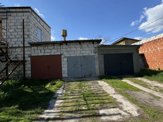Високий гараж із погребом 40 кв.м у центрі Макарова Макарів