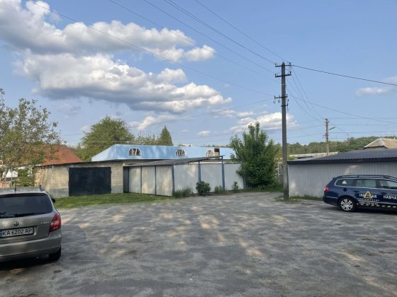 Гараж в гарному місці та стані Романків