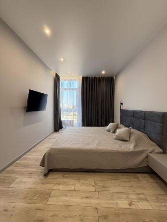 Сдам на долгосрочно новую однокомнатную квартиру Краснова / 60 жемчуди - фото 1