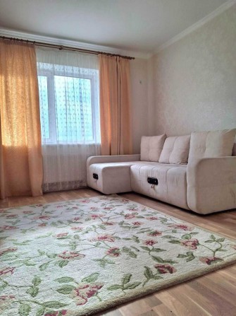 Здам  нову, свіжу 1к квартиру з великою кухнею, в новому ЖК. - фото 1