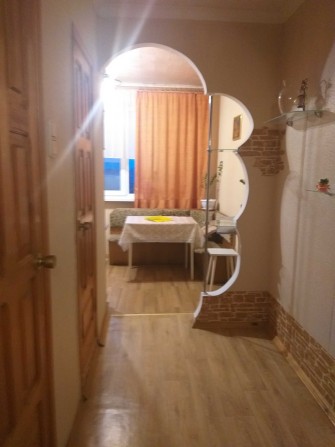 Сдам уютную 1 к квартиру в 16 эт. доме на Алексеевке. - фото 1