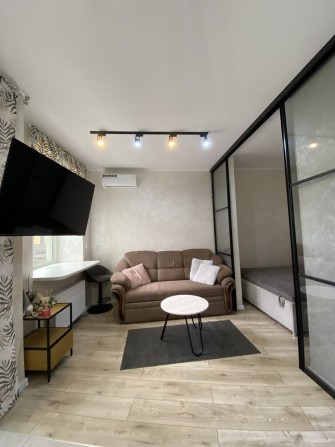 Студія 33 м² в ЖК «У Квартала» | Все є | Вид на басейн - фото 1