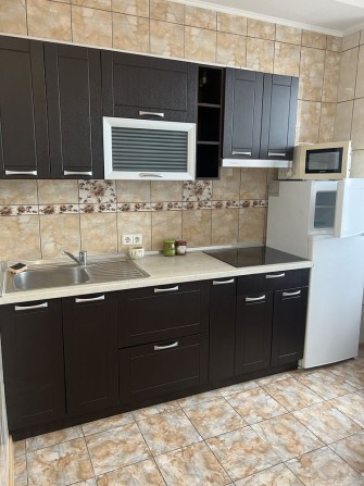 Сдам свою 1к квартиру метро Киевская спрчно не дорого парковка во двор - фото 1