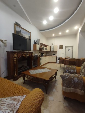 Срочно 4-кімнатна квартира в ЦЕНТРІ по вул. Дерибасівська, 9 - фото 1