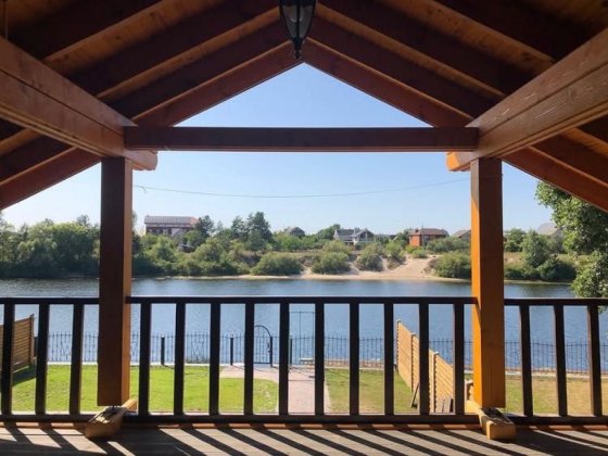 Без%Будинок зі зрубу з виходом на воду!Власний пляж,басейн,баня,світло Вишгород