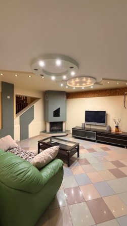 Оренда будинку в спокійному районі міста з гаражем - фото 1