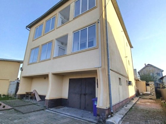 Здається просторий півособняк Криховцы