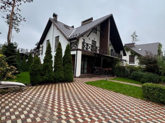 Дуже якісний з центральними комунікаціями і газом