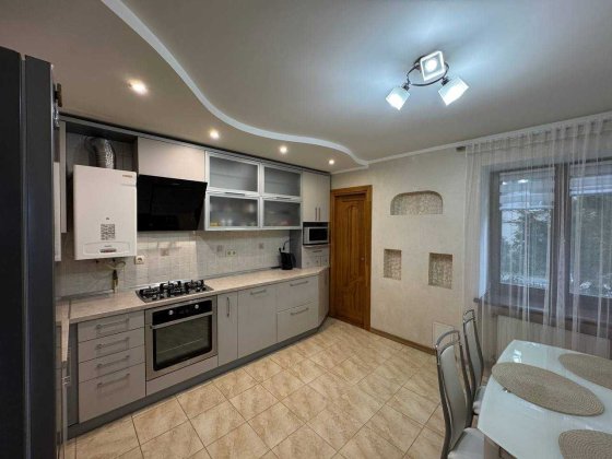 Альтернатива будинку (дворівнева квартира) в центрі Рівного