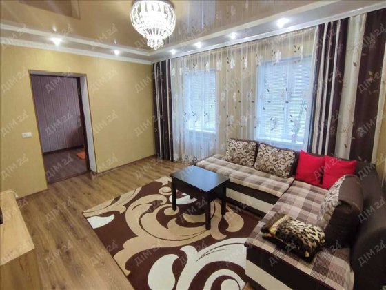 Двоповерховий будинок в центрі міста!