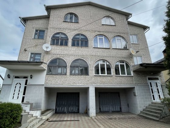 Здам в оренду великий 406 кв м будинок у центрі Чернівців Черновцы