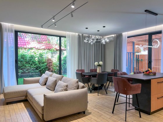 Автономний будинок в закритому КМ з охороною на березі Дніпра Оболонь Київ