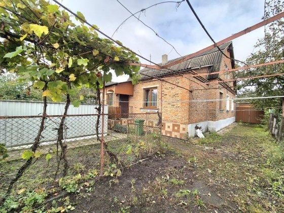 Здається половина будинку Крошня всі зручності окремий двір заїзд авто Житомир