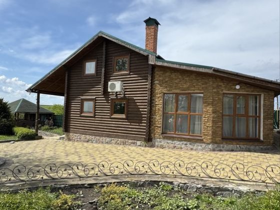 Здається  будинок з виходом до річки Кропивницкий