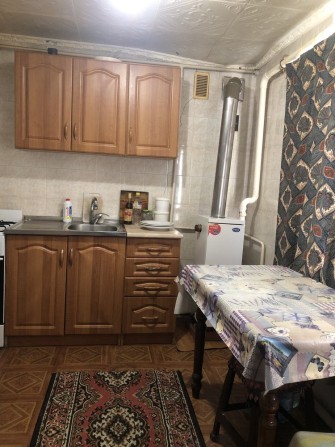 Сдам 1- комнатный домик в общем дворе. Дом мебели - фото 1