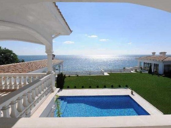 Центральная улица Фонтана.Дом 10 комнат.Для большой семьи или бизнес.