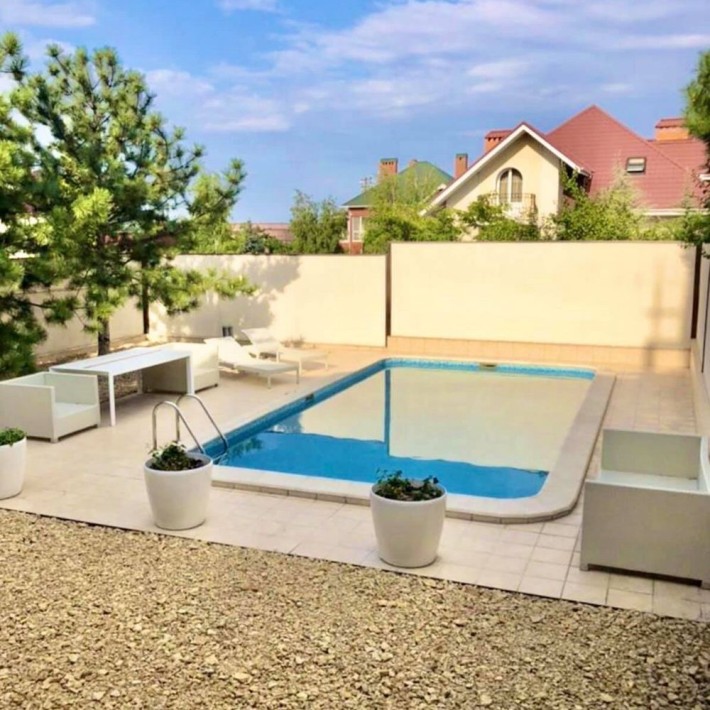Стильный будинок с бассейном в кооперативе - фото 1