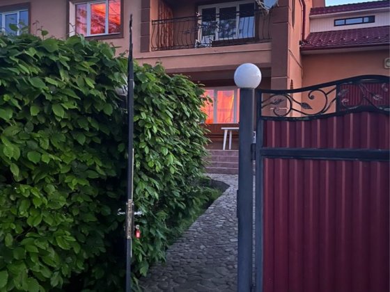 В передмісті м Косів здам довгостроково,! будинок зручностями.! Косов