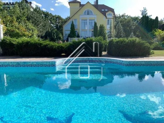 Дом с бассейном возле леса . Лесники! Лісники