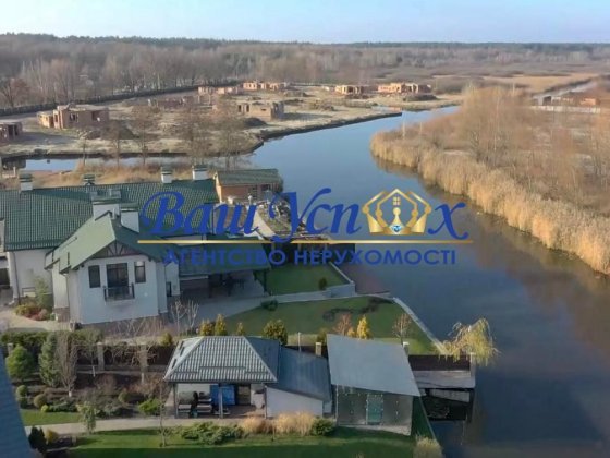 Оренда  современного будинка с выходом на реку в городке. Плюты