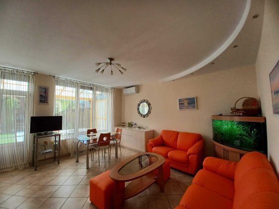 Довгосторкова оренда таунхауза з сонячною електростанцією Фонтанка