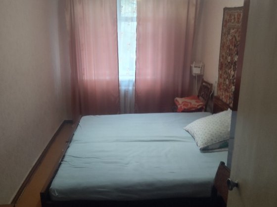 Аренда, 1 комната в 3-х комнатной квартире в доме, магазин " Корона" Глухів