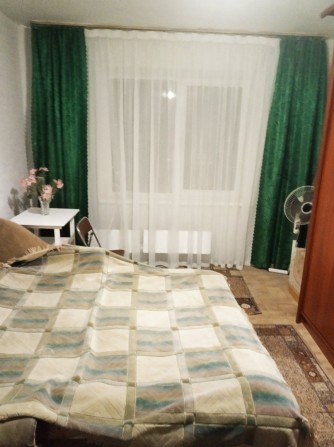 Ул. Ревуцкого, 19/1. Пешком от метро! Сдам чистую комнату. - фото 1