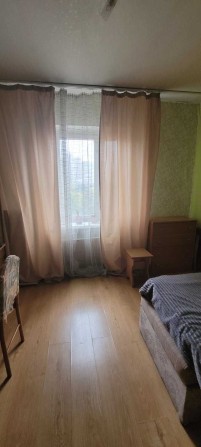 Здається кімната  в трикімнатній квартирі. Місце зручне. біля метро - фото 1