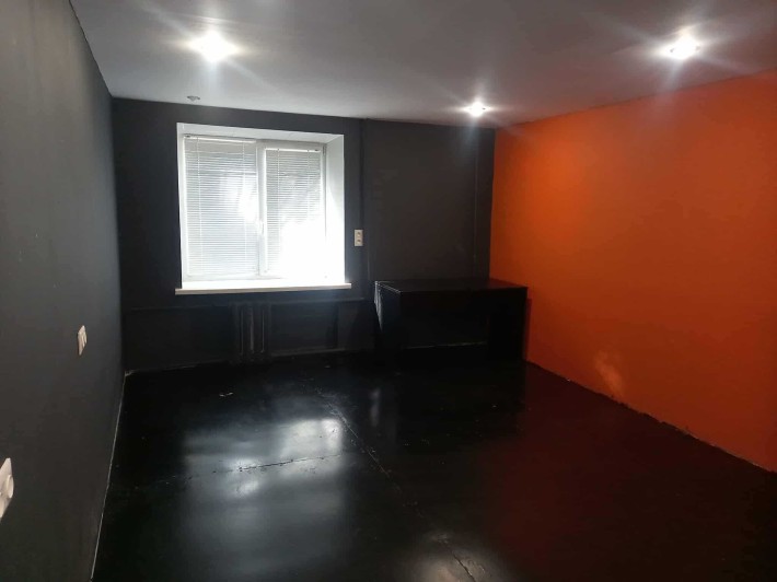 Сдам в аренду комнату 22 м под офис,тату салон,в центре Запорожья - фото 1