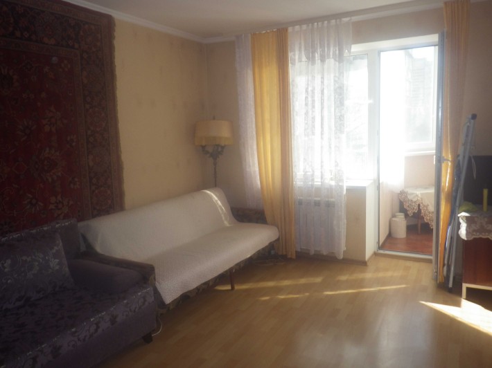 Сдам без комиссии арендатору с котом комнату в 2-комн., 2-й этаж. - фото 1