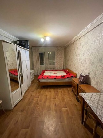 здається чудова кімната без проживання хазяїв,ринок "Юність"поряд - фото 1
