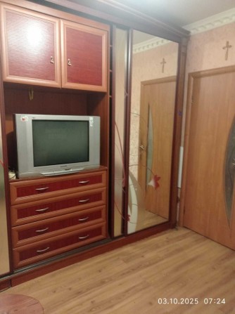 здається кімната без проживання хазяїв,метро Вирлиця 1 хвилина пішки. - фото 1