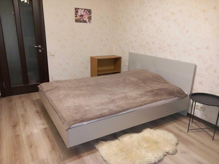 сдам ком 16 м-2 в 2-х ком.кв Кудряшова16, 20 м. до М. Вокз. для девуш. - фото 1