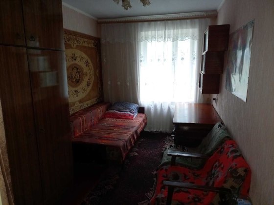 Здається кімната. Переважно  дівчинка-студентка. Миколаїв