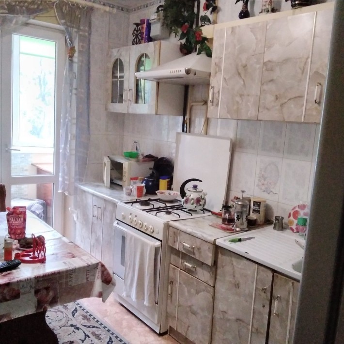 Срочно сдам большую комн с балконом 1 парню 2500 Ильфа /Жукова - фото 1