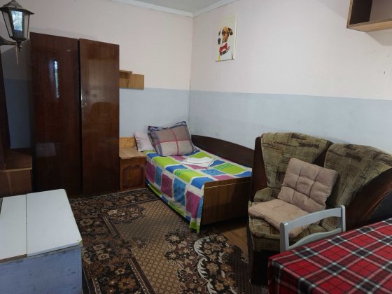 Здам кімнату під ключ з окремим входом.Є парковка.До метро їхати 20 хв Київ