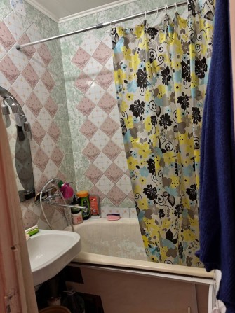 Шукаю сусідку по квартирі(дівчину, жінку) 2-х кімнатна квартира - фото 1