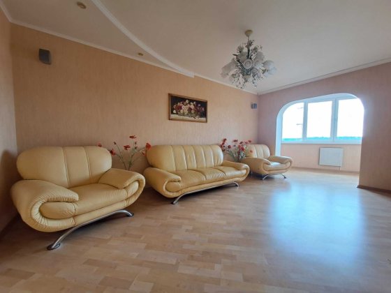 Продається велика квартира в центрі з меблями Васильків