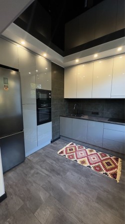 Продаётся 2-комнатная квартира с НОВЫМ ремонтом! - фото 1