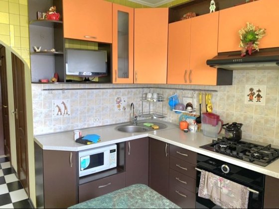 Продам 2кв. 9мкр.кирпич.улучшеной планировки 31000$ Каменское