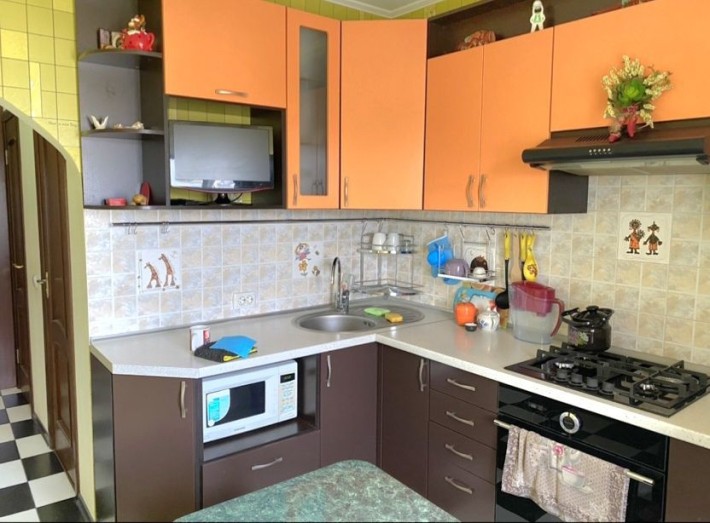 Продам 2кв. 9мкр.кирпич.улучшеной планировки 31000$ - фото 1