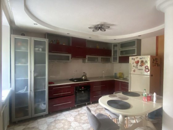 Продам трикімнатну  квартиру Ізюм