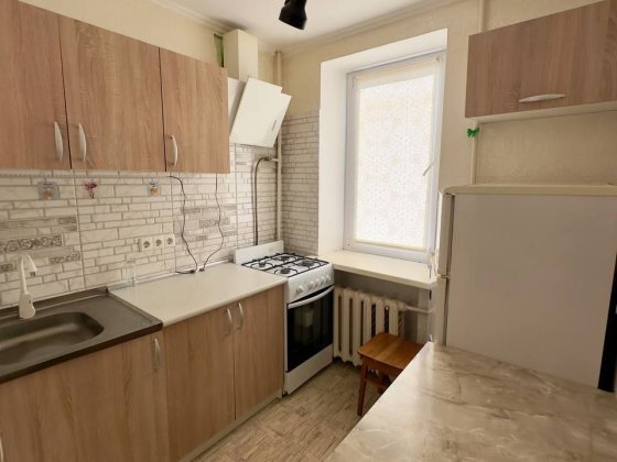 В продаже гостинка с ремонтом,на среднем этаже!!! Чорноморськ