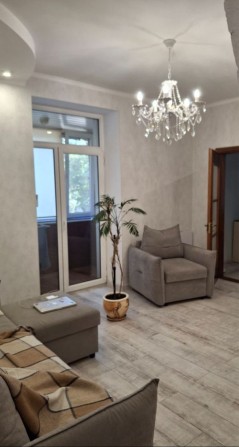 Продам 3х.комнатную 3/5 в центре города! Сертификат! - фото 1