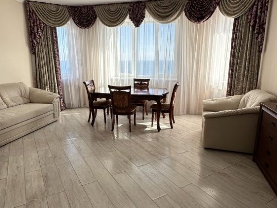 Продам свою двухкомнатную  квартиру у моря Чорноморськ